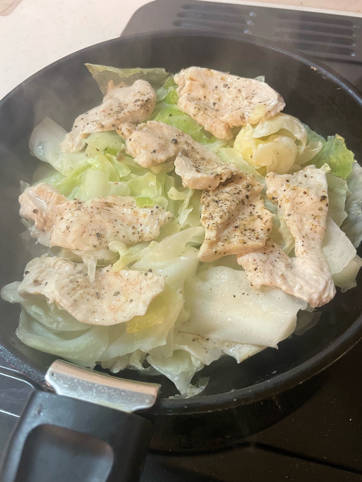 しっとり！キャベツと鶏ムネ肉の重ね蒸しの作り方。