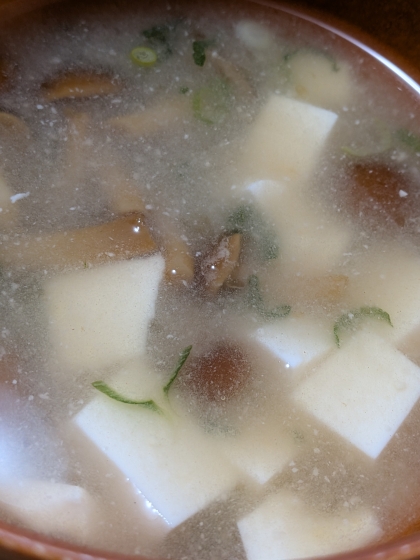 定番　なめこと豆腐の　みそ汁