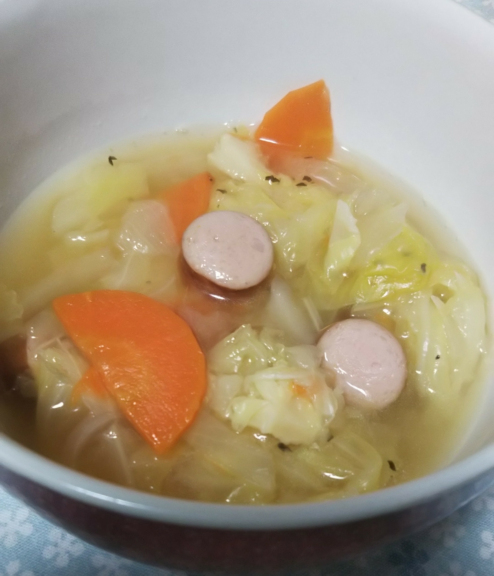 キャベツたっぷりコンソメスープ