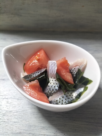 胡瓜とトマトとワカメとコノシロの酢の物