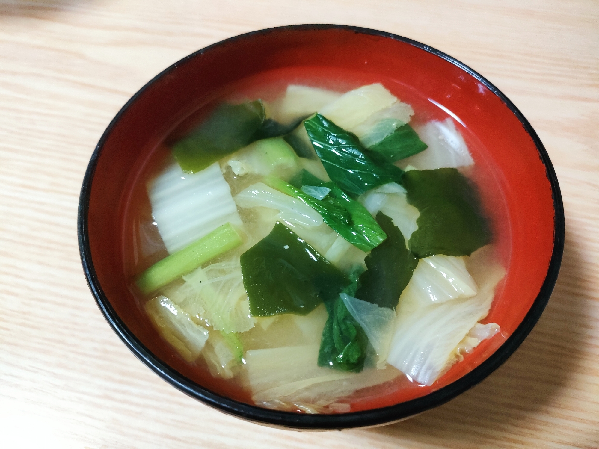 白菜と小松菜とわかめの味噌汁