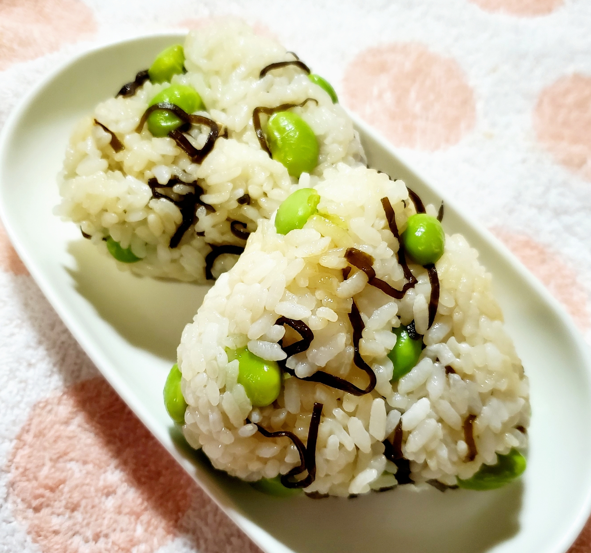 お弁当に 枝豆と塩昆布のおにぎり レシピ 作り方 By ゆかんち 楽天レシピ