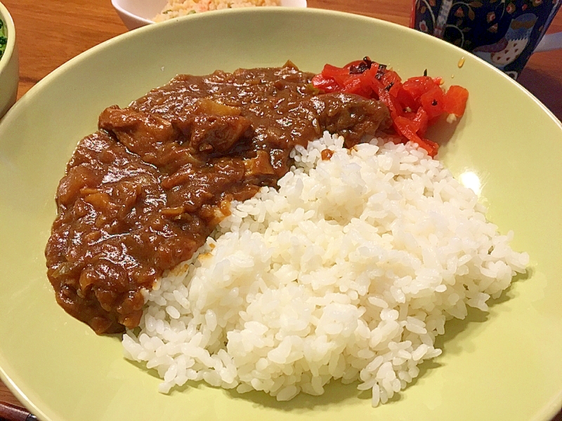 白い皿に盛られたトロトロの豚軟骨カレー