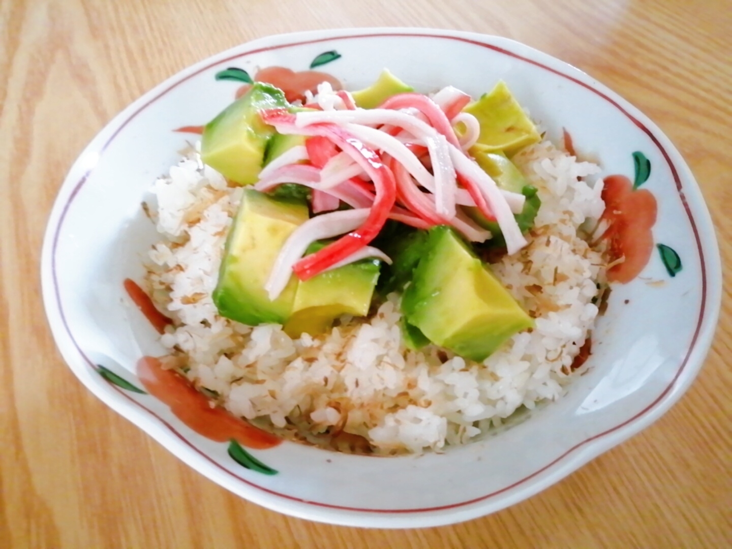 簡単☆アボカドとカニカマの丼