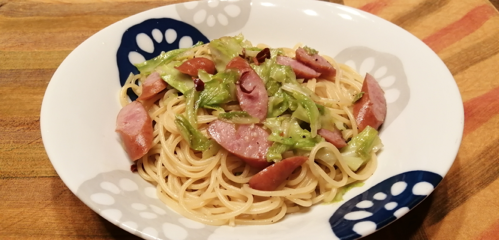 キャベツとウインナーの白だしペペロンチーノ