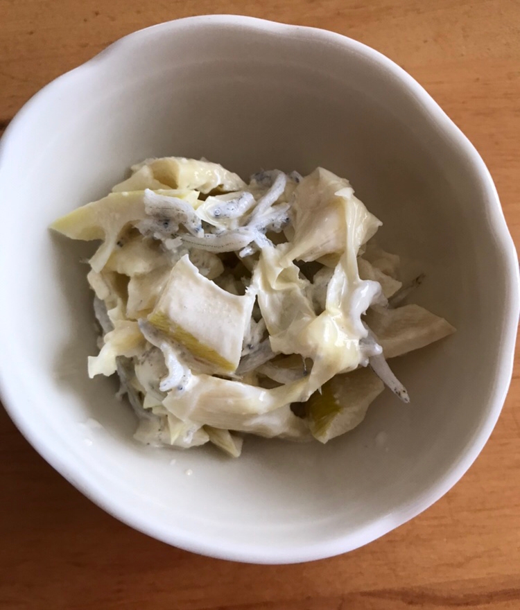 白い小鉢に盛られた淡竹としらすのマヨ和え