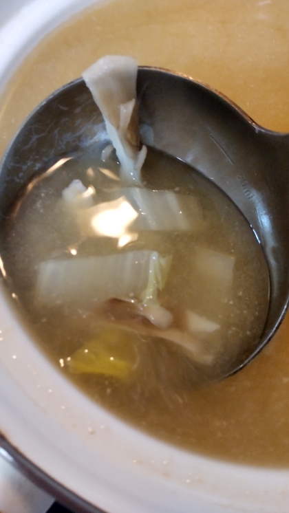 白菜と舞茸と小ねぎの味噌汁