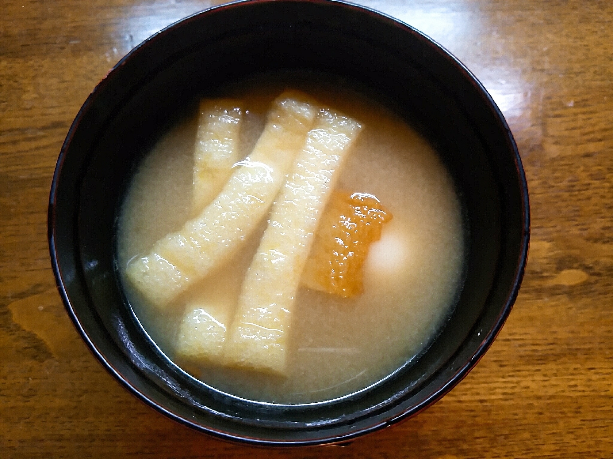 油揚げとさつま揚げとウズラの卵の味噌汁