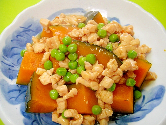 かぼちゃとグリンピース、鶏肉のコロコロそぼろ煮