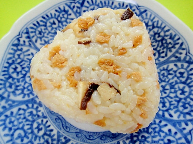 いなりの皮と椎茸のおにぎり