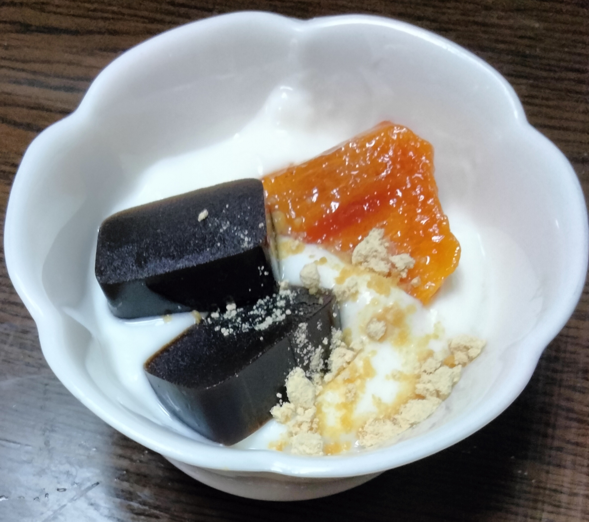 今日のヨーグルト♡熟した柿&羊羹 きな粉かけて