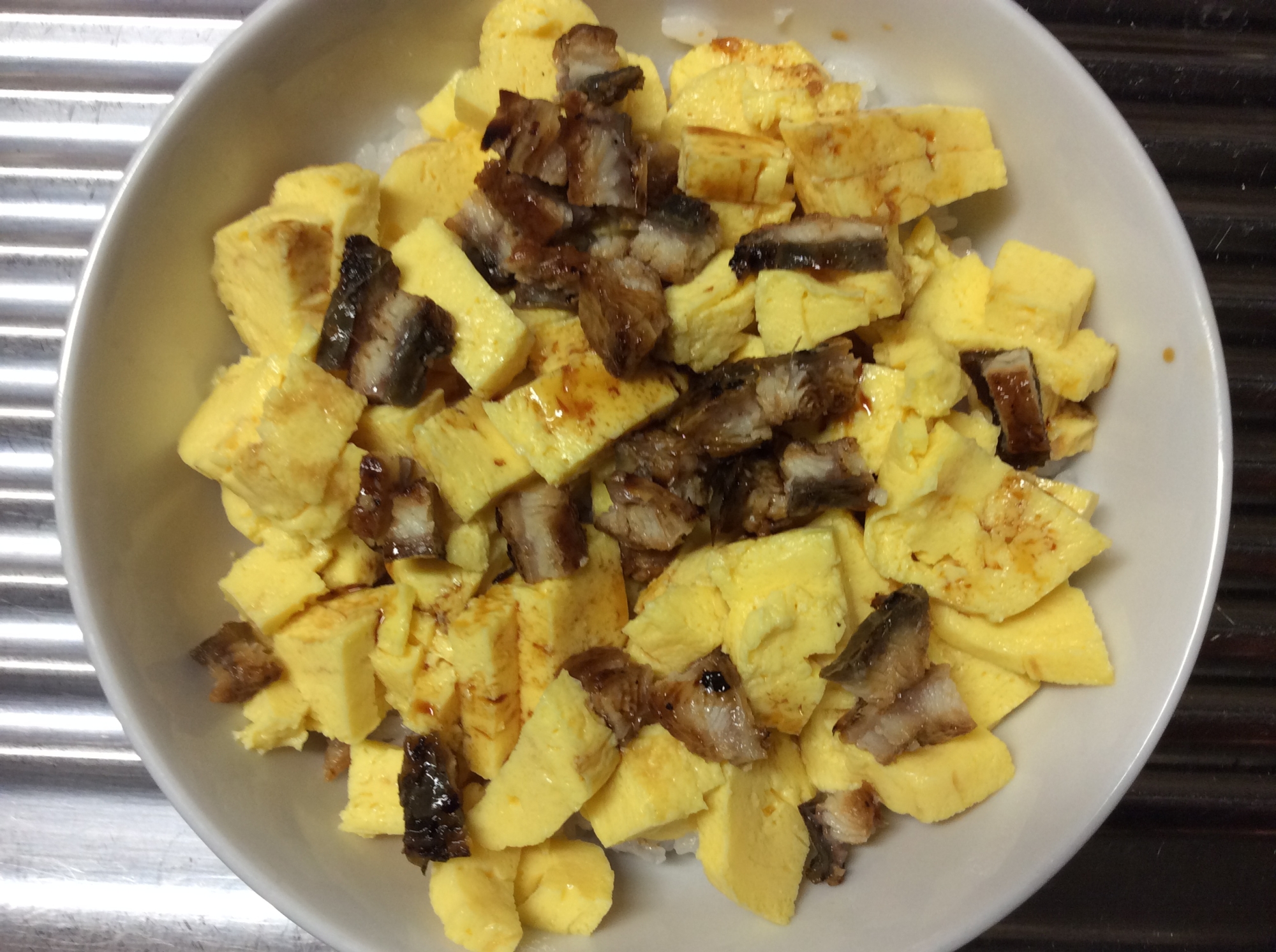 一切れのうなぎ蒲焼とだし巻き卵の丼
