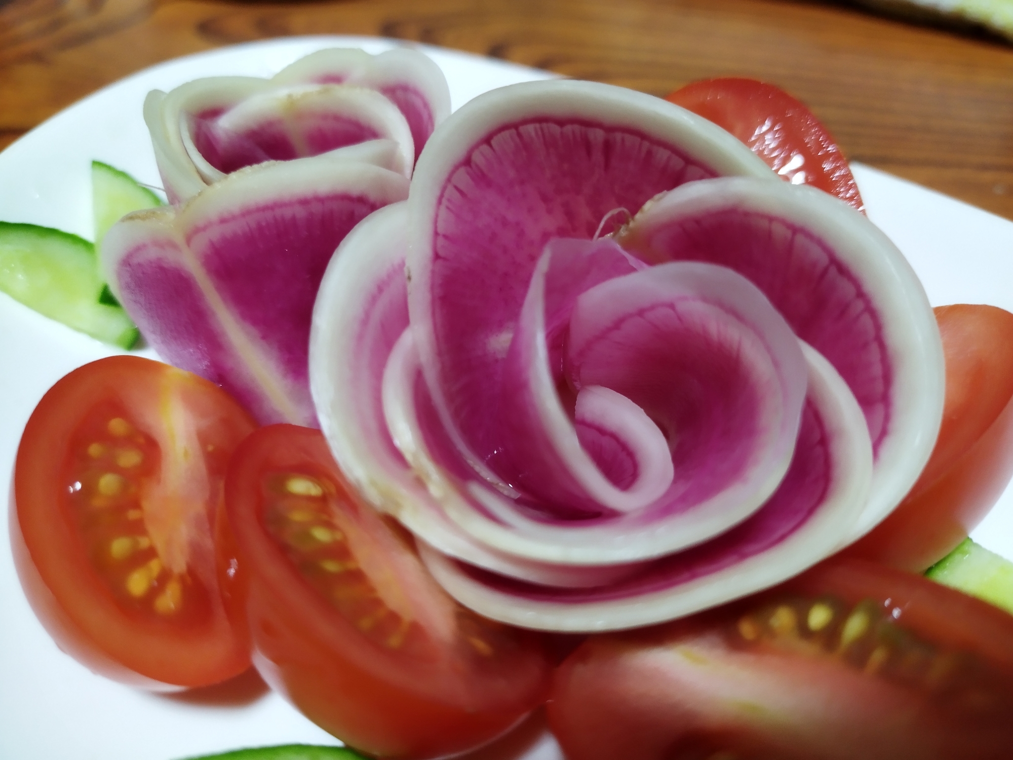 紅芯大根の薔薇の花風サラダ