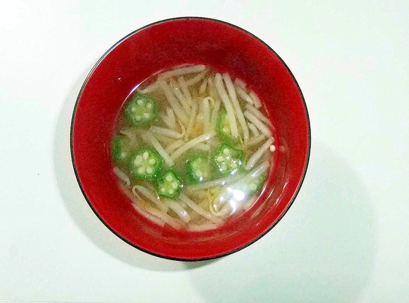 お椀に盛り付けられた、酒粕入りオクラ味噌汁