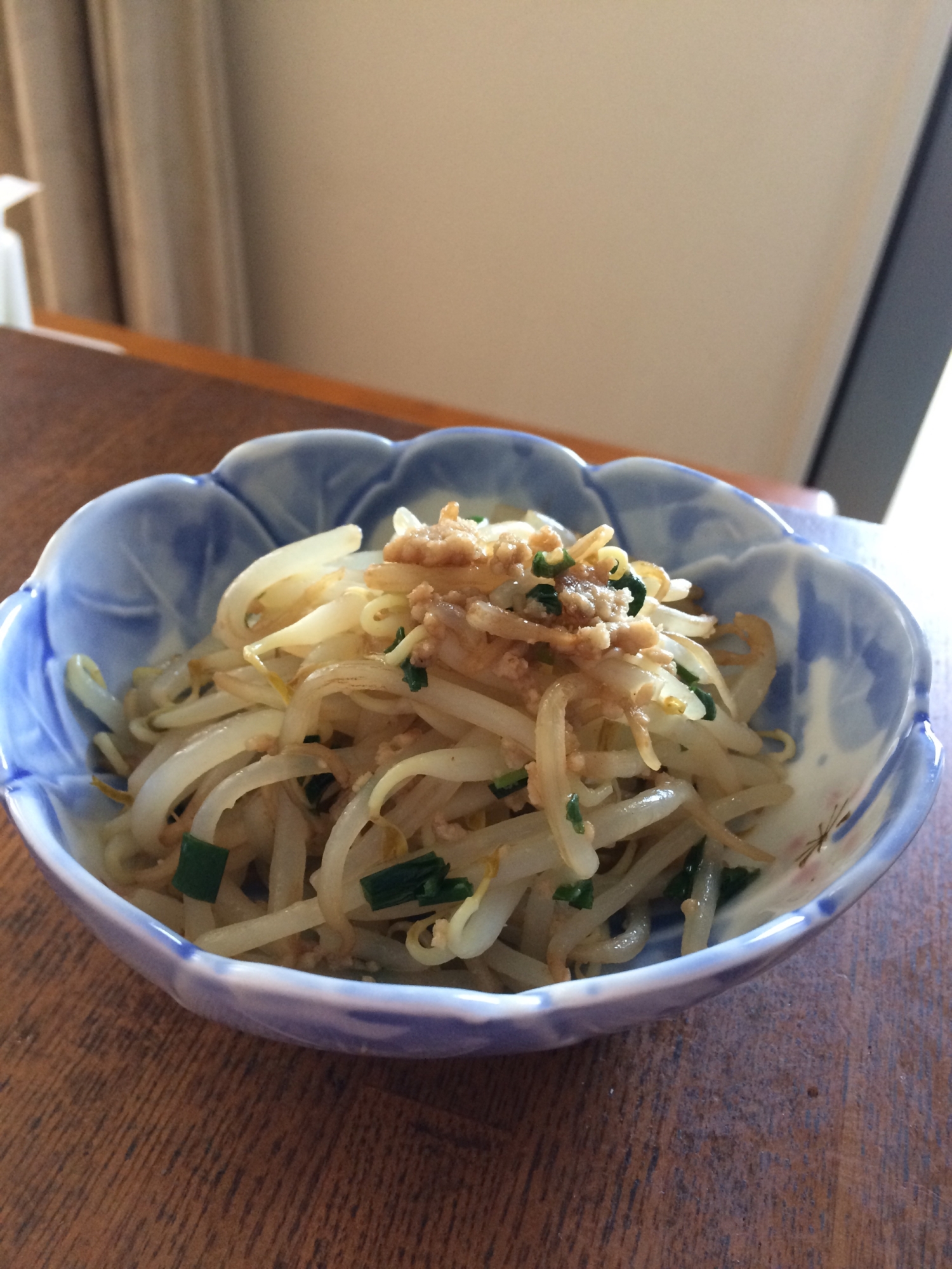 鶏ひき肉でヘルシー♪もやしのニンニクごま油炒め♪