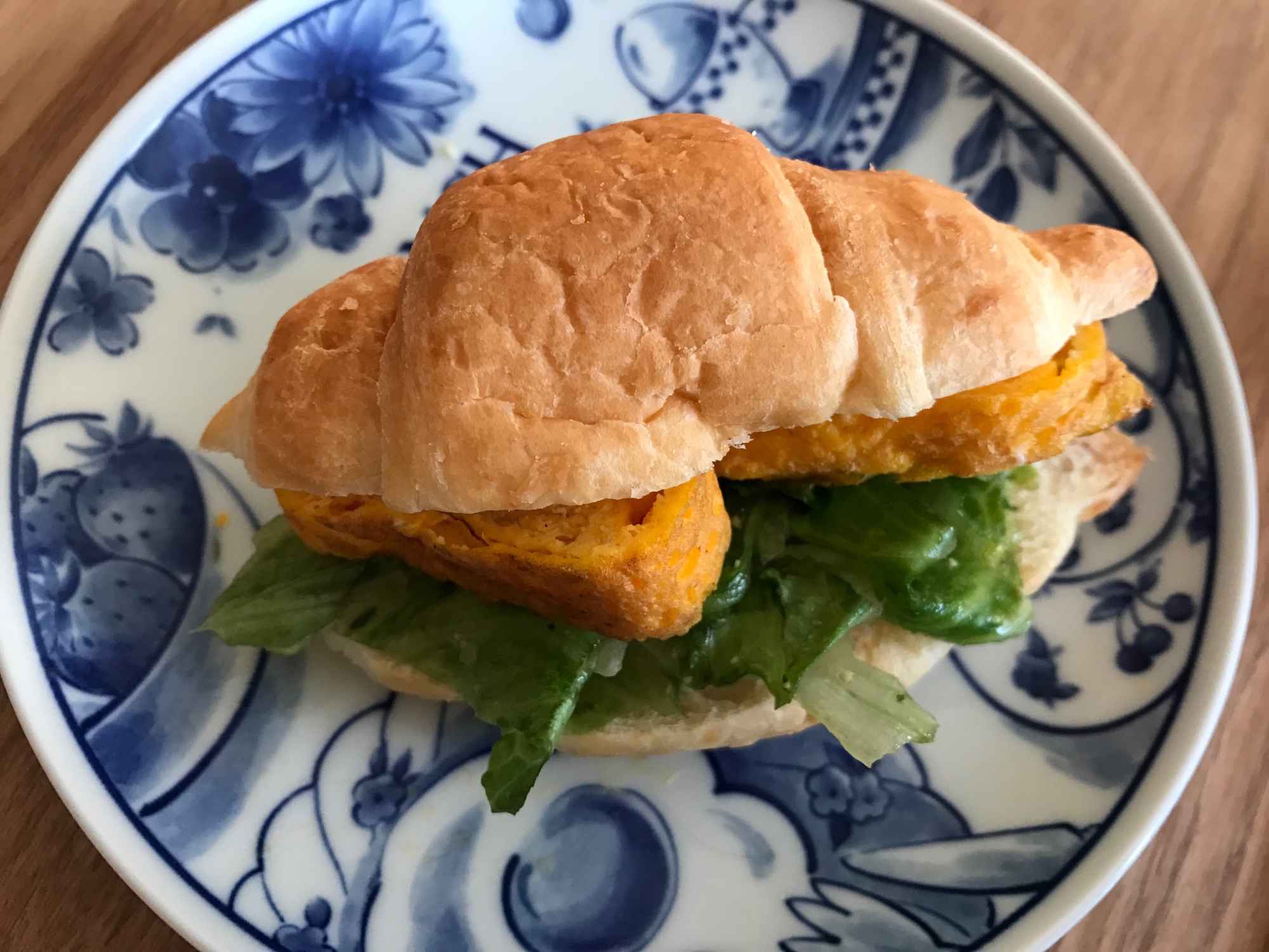 卵焼きとレタスのクロワッサンサンド