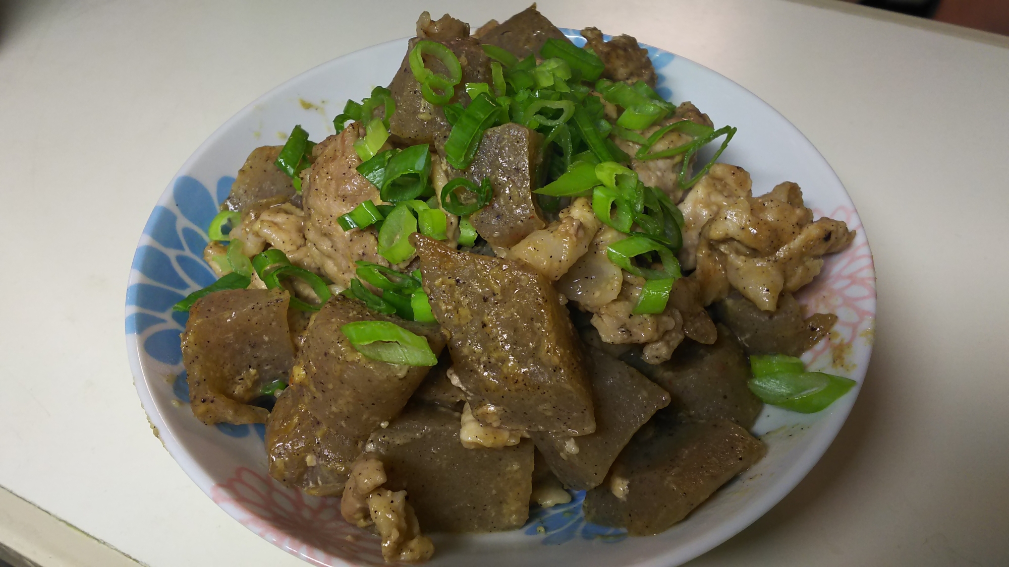 豚肉とこんにゃくの味噌ごま炒め