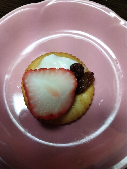 いちごとレーズンのカナッペ