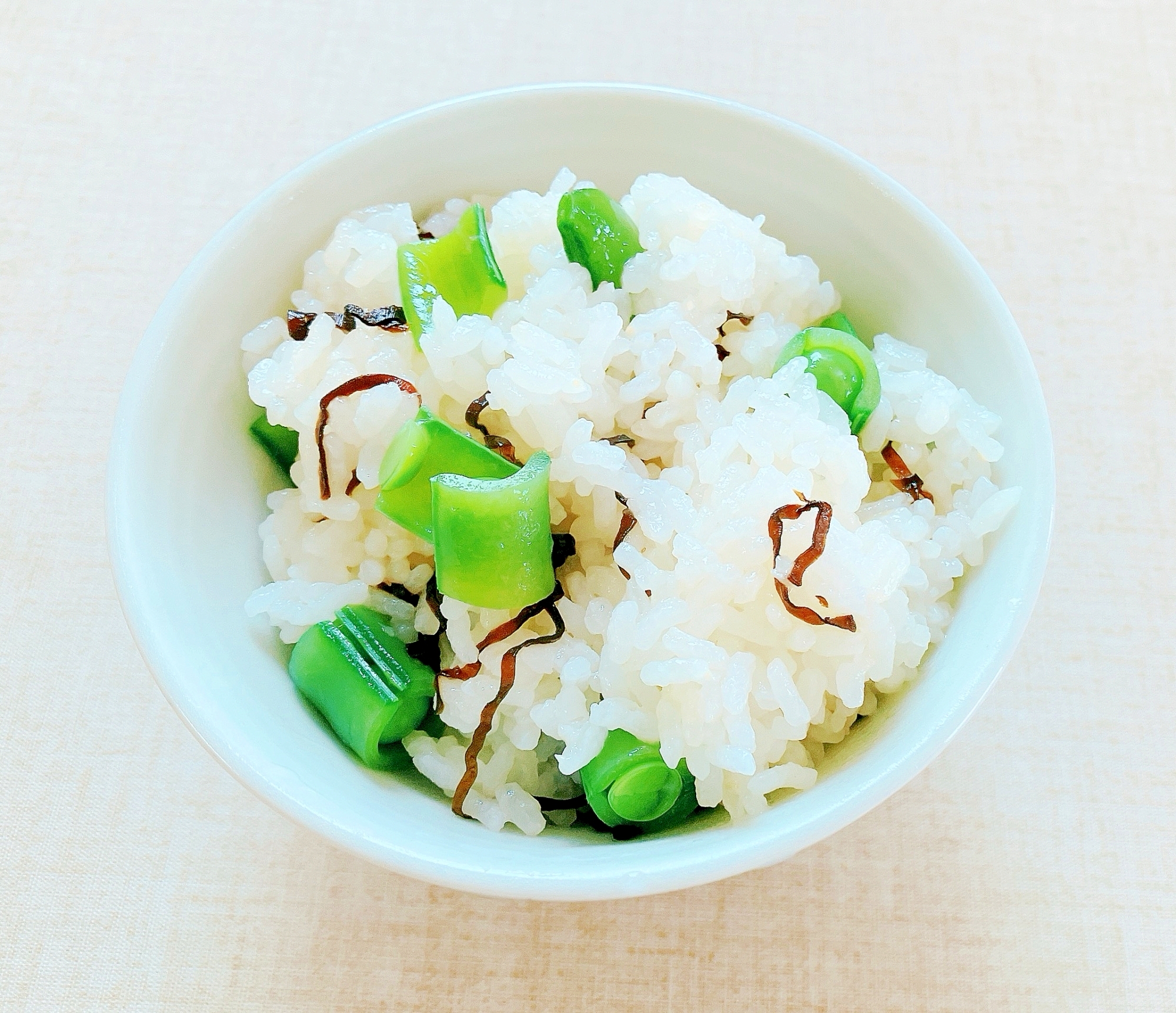 スナップエンドウと塩昆布の混ぜご飯