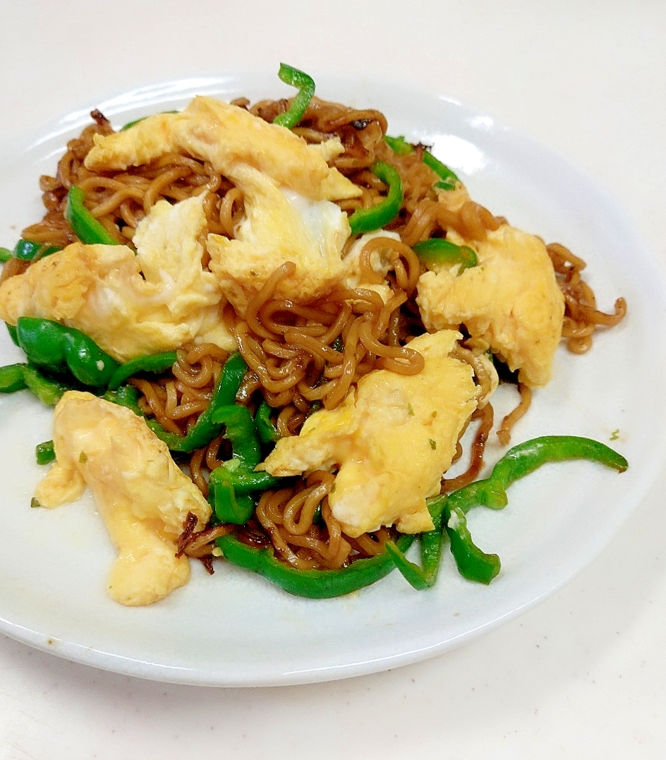 ソース焼きそばの袋麺アレンジ！炒り卵＋ピーマン♪