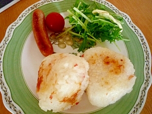 カニカマとチーズのコンガリ焼きおにぎり