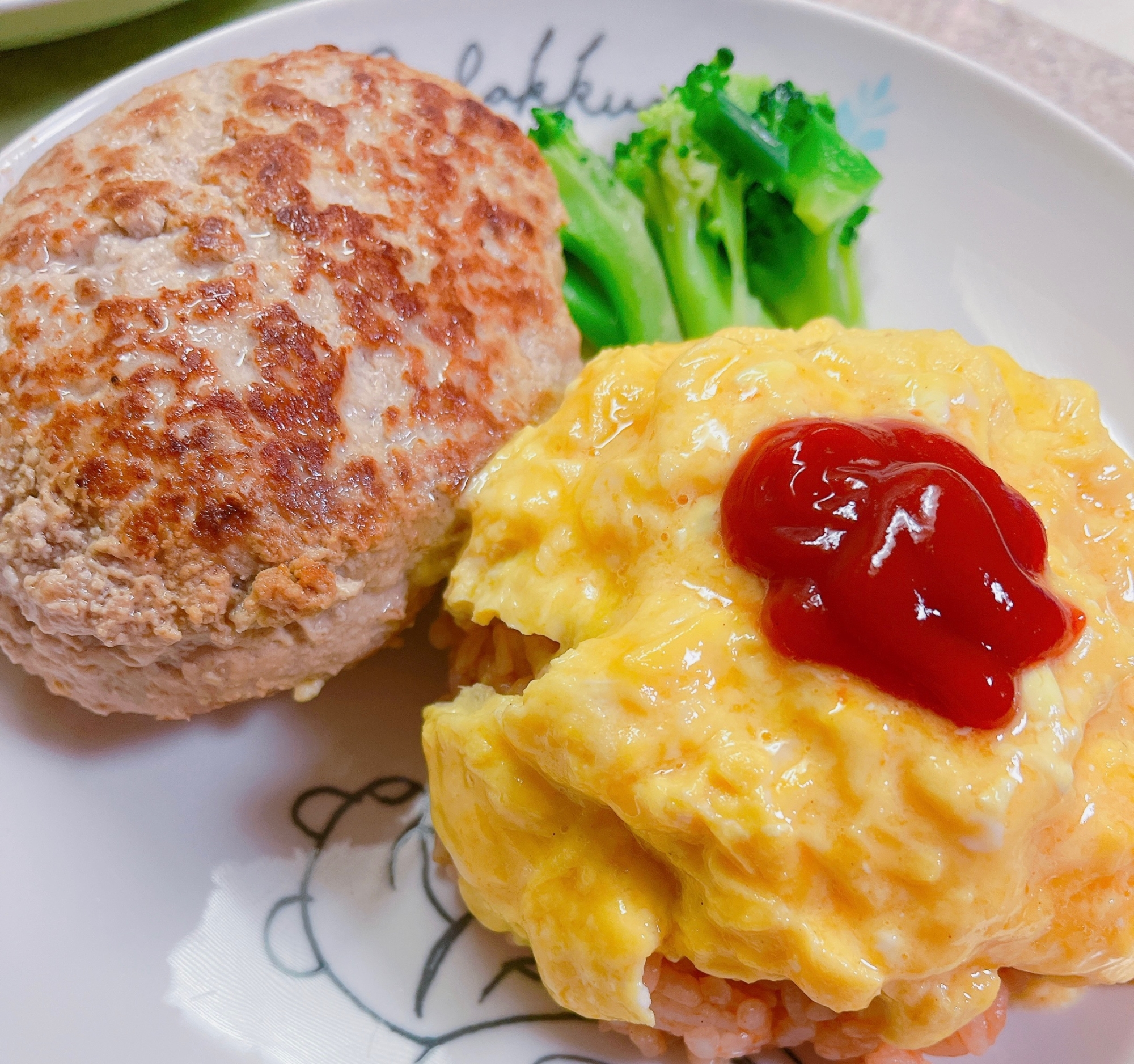 フライパンだけで作る肉汁ぶしゃ〜！なハンバーグ