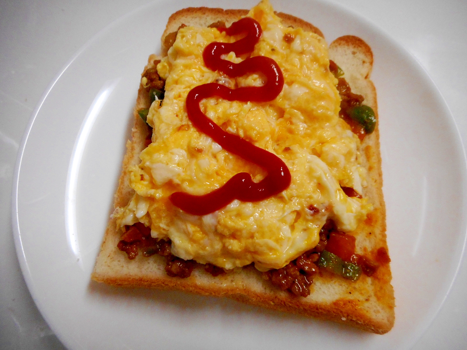 キーマカレーとスクランブルエッグのっけパン