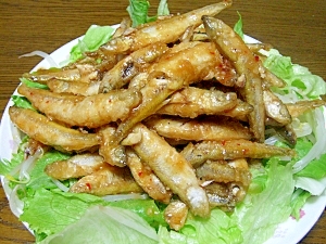 白い皿に盛り付けられたわかさぎのピリ辛甘酢漬け