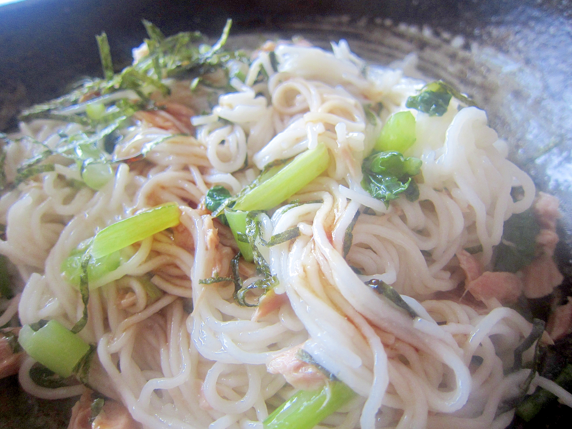 オリーブオイルツナの素麺とボイル蕪の葉のグリル