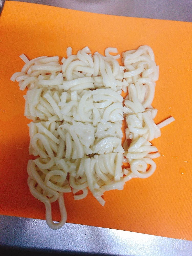 生、冷凍うどんをハサミなしで幼児用うどんの長さに