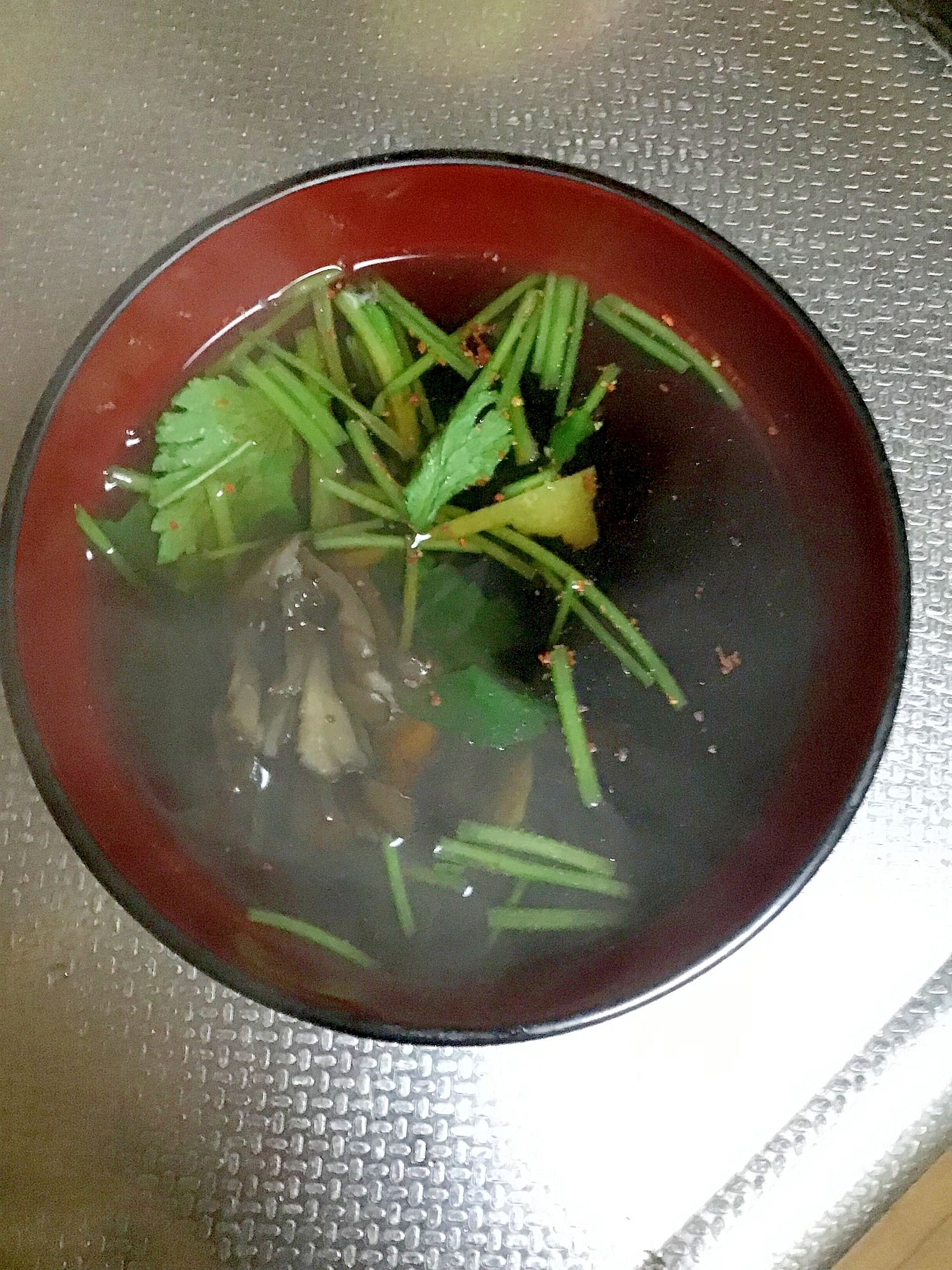 黒舞茸と三つ葉のお吸い物。