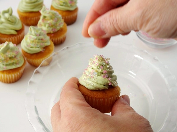 可愛い♪喜ばれるクリスマススイーツは市販のカップケーキで簡単に出来た｜デイリシャス[楽天レシピ]