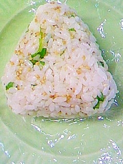 大葉黒コショウ白いりゴマのおにぎり