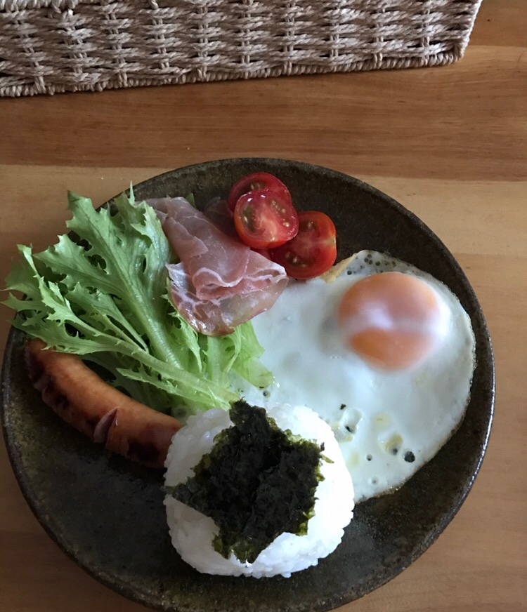 ちぎり海苔おむすびの朝ごはんプレート