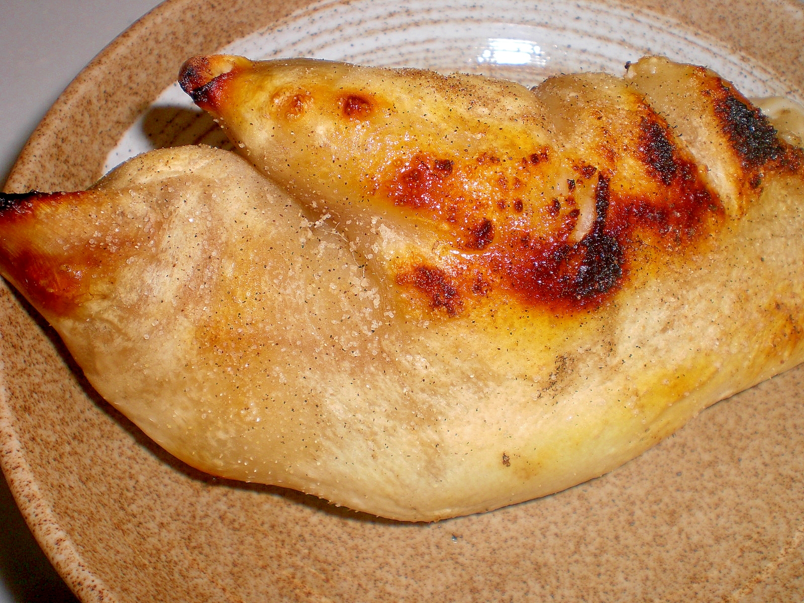 皿に盛られた、豚骨のしょうゆ焼き