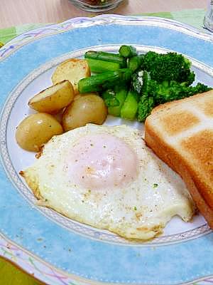 目玉焼きと温野菜で元気に朝ごはん＊