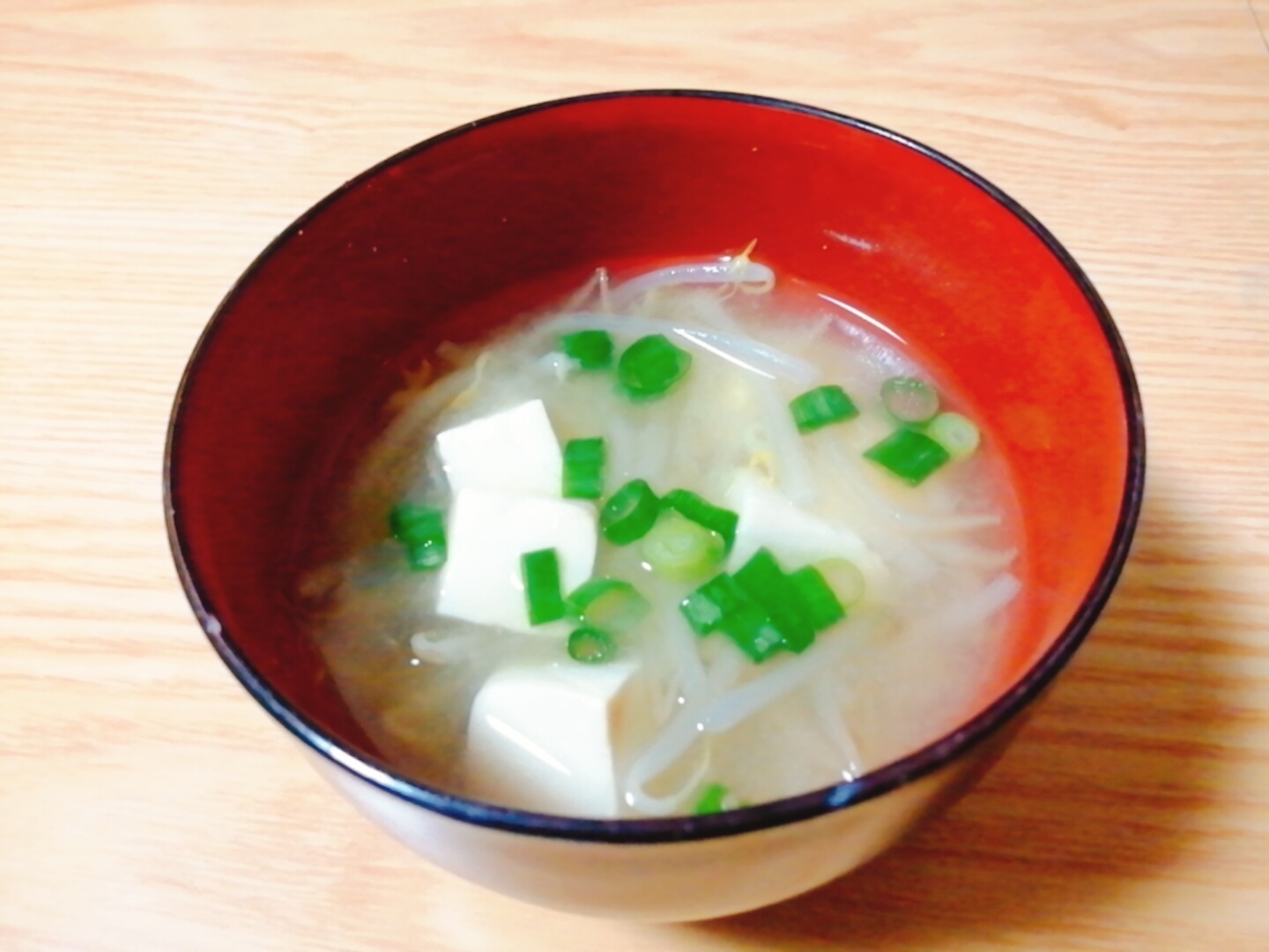 もやしと豆腐と小ねぎの味噌汁