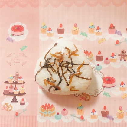 しらすと塩昆布のおにぎり