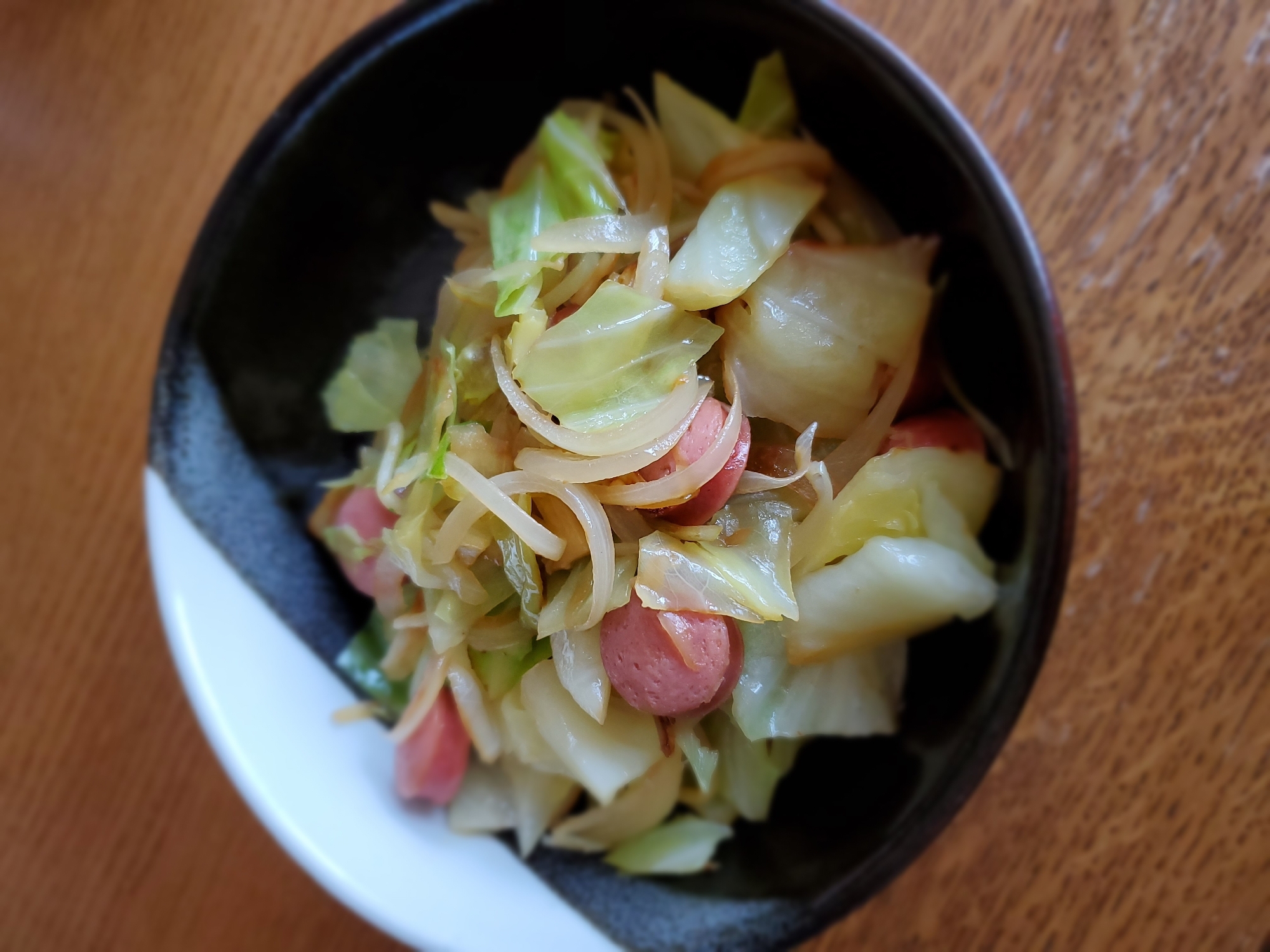 キャベツと玉ねぎとウインナーの野菜炒め