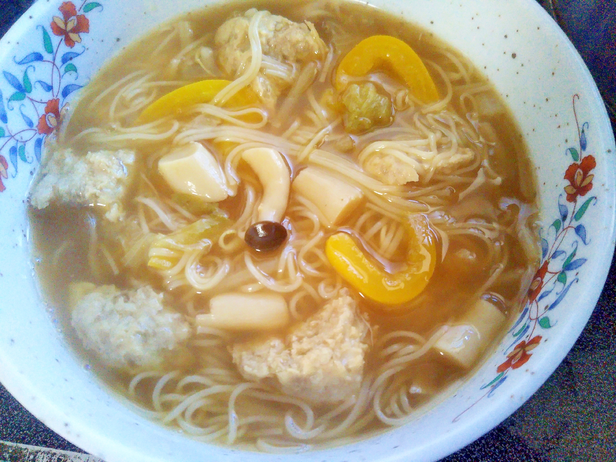 黄色パプリカもやしレタスしめじ鶏つくね温麺