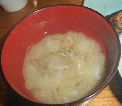 相変わらず、味噌汁生活してます。
コープのお豆腐がなくなったら、お麩と冷凍にしてある舞茸が大活躍です。
ごちそうさま！！