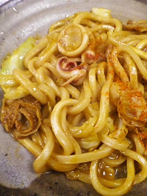 イカホタテカレーソース焼きうどん