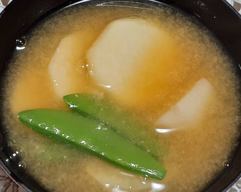 里芋とスナップえんどうのお味噌汁
