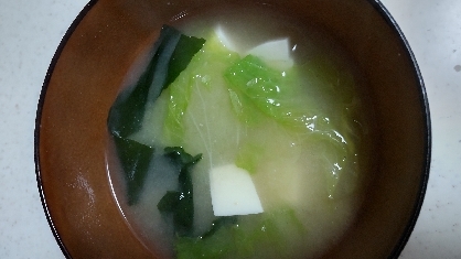 豆腐とわかめとレタスのお味噌汁