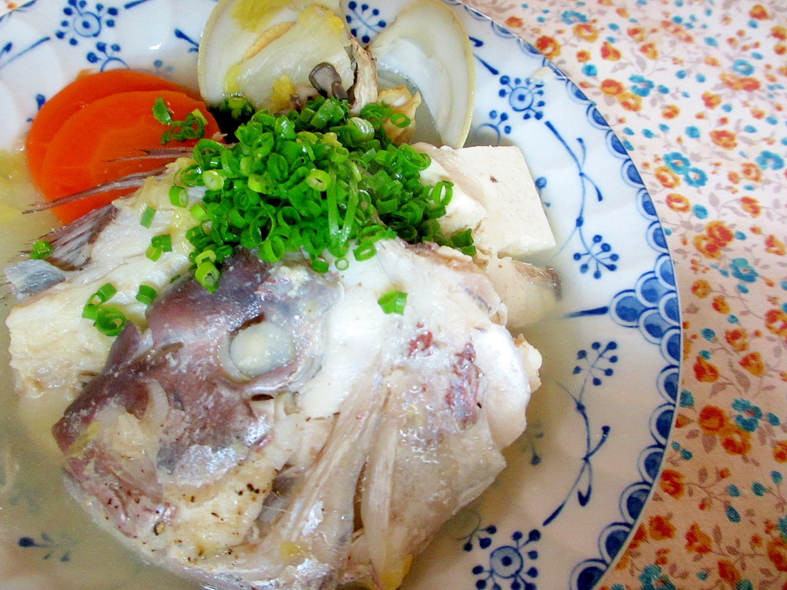タイのあらと貝のスープ