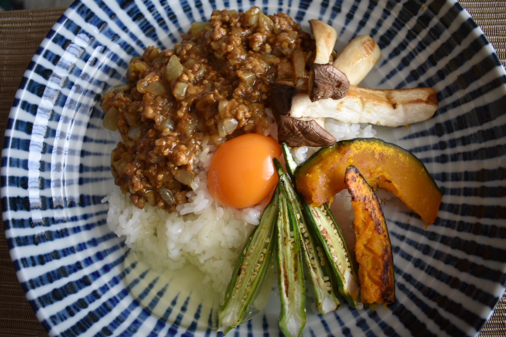 かぼちゃとオクラを乗せて！お好み野菜でキーマカレー