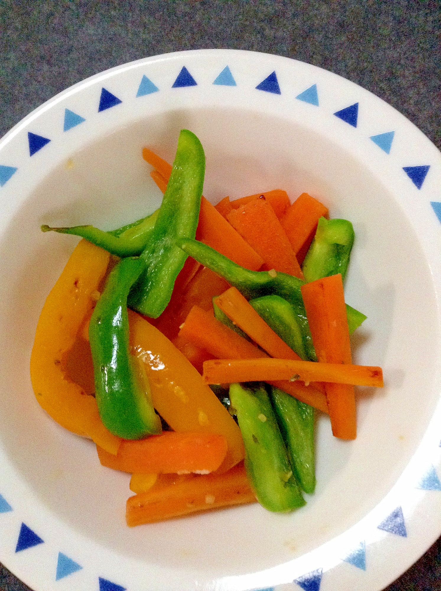 お弁当に☆レンジで簡単美味しいピーマン&人参炒め♪