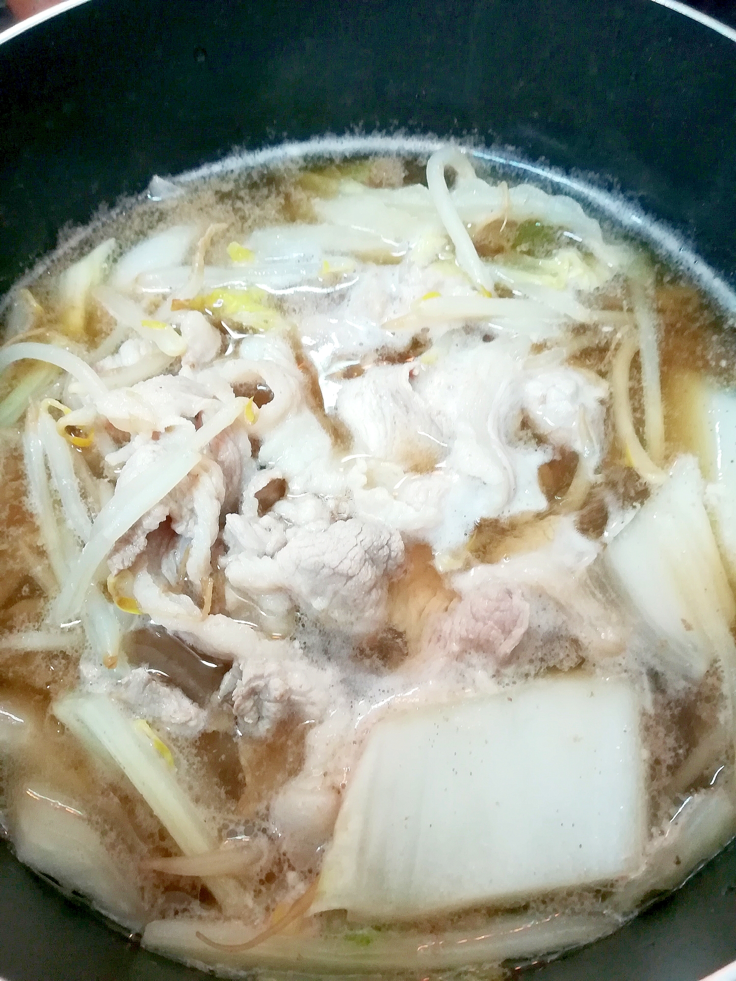 白菜ともやしと豚肉の中華スープ