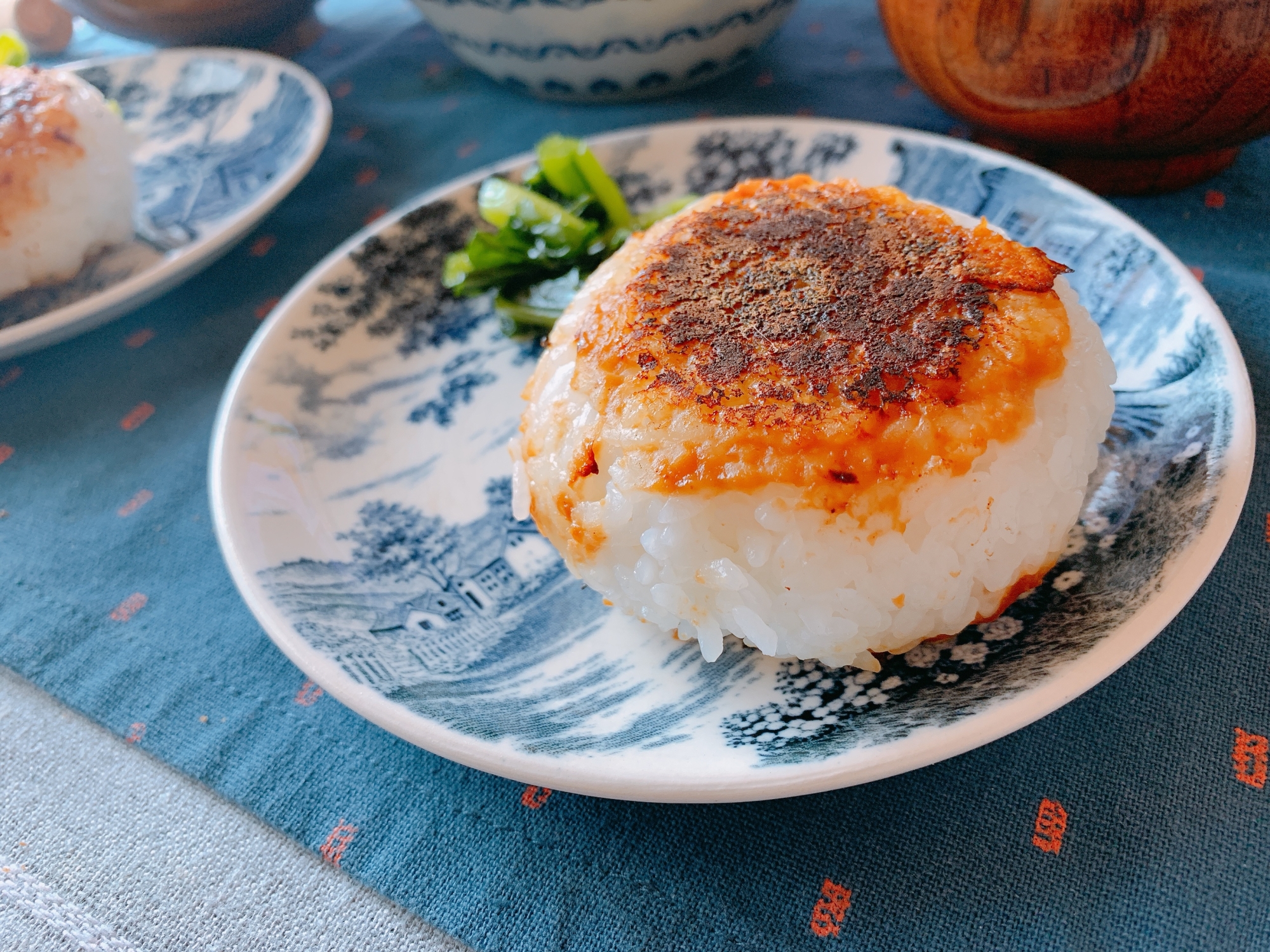 青と白の柄皿に盛り付けられた焼き味噌おにぎり
