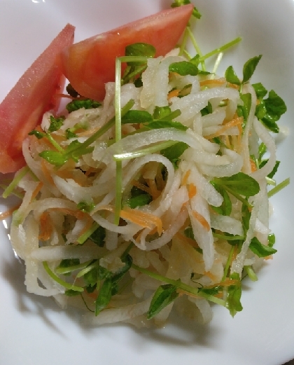 簡単ビタミン補給♪アスパラ豆苗トマト大根サラダ